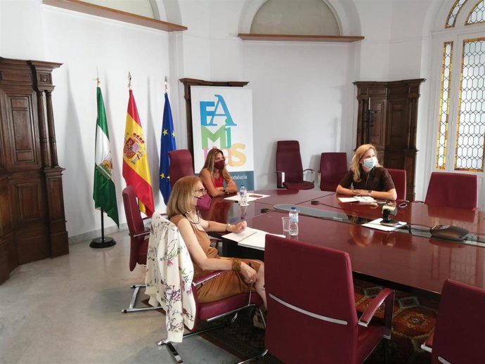 Mesa coloquio, dirigida por la secretaria general de Familias, Ana Mata.