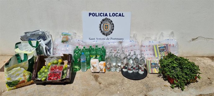 Objetos requisados por la Policía Local de Sant Antoni.