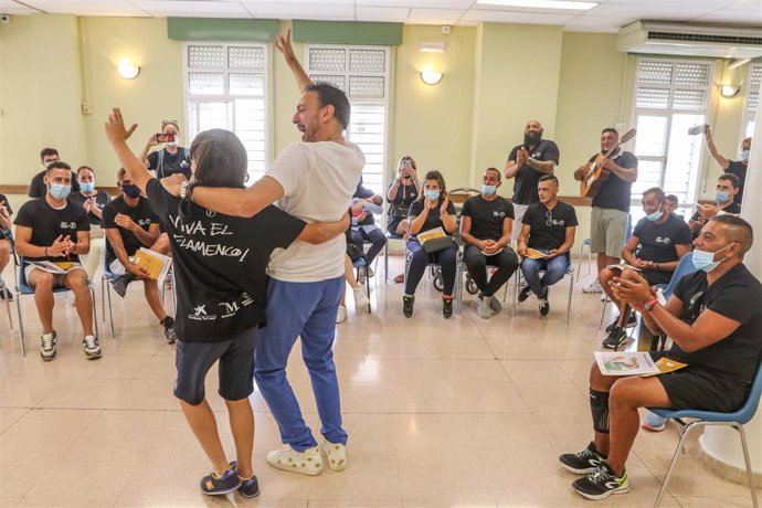 Antonio El Pipa, bailaor jerezano, particpa en una actividad de la Bienal de Flamenco de Málaga como referente para los jóvenes