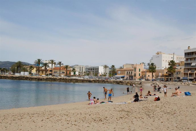 Archivo - Bañistas en una playa de Palma. 