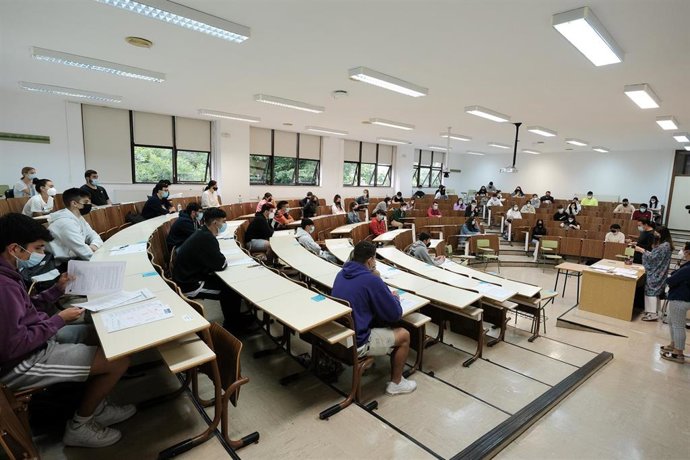 Varios estudiantes, esperan para hacer un examen en un aula de la Facultad de Psicología 