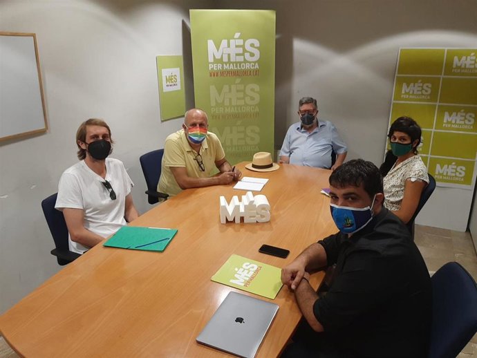 El portavoz de MÉS per Mallorca en el Parlament, Miquel Ensenyat, y el diputado Josep Ferr, con representantes de Tramuntana XXI y de las Fundaciones Darder-Mascaró.