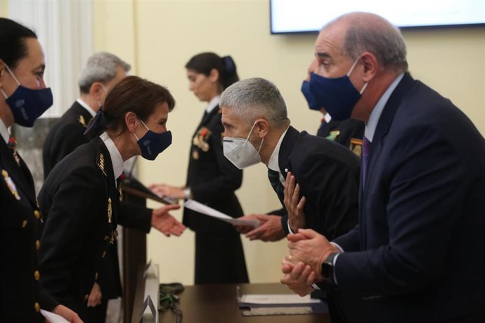 El ministro del Interior, Fernando Grande-Marlaska (i) y el director general de Policía, Francisco Pérez Piqueras, entregan los diplomas a los nuevos comisarios principales