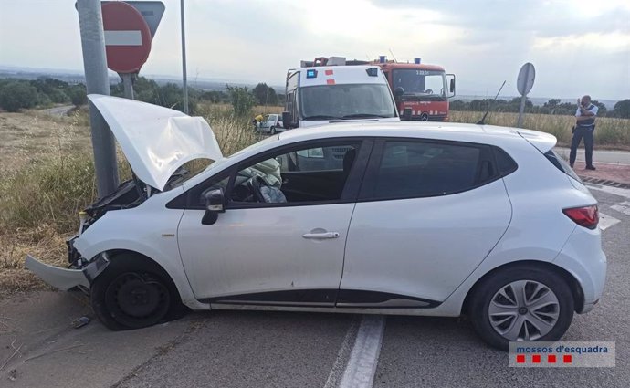 Vehículo de un hombre denunciado penalmente por salirse de la carretera en Girona, conducía cuadruplicando la tasa máxima de alcohol permitida y quedó ileso.