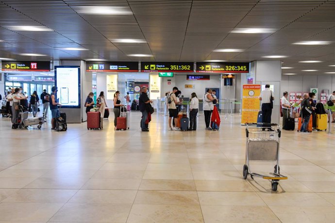 Varias personas en la terminal T1 del Aeropuerto Adolfo Suárez Madrid-Barajas, el primer día de la primera 'Operación Salida' del verano 2021, a 2 de julio de 2021, en Madrid (España). La primera 'Operación Salida' del verano 2021 arranca este viernes 2
