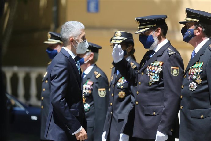 El ministro del Interior, Fernando Grande-Marlaska, saluda a los mandos de la Policía en la jura de 13 nuevos comisarios principales