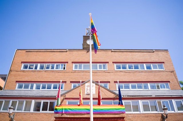 Bandera LGTBi en el balcón municipal del Ayuntamiento de Alcorcón