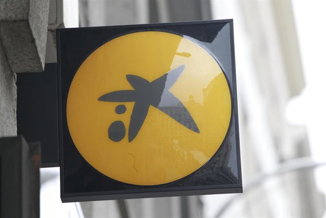 Archivo - Sucursal del banco CaixaBank