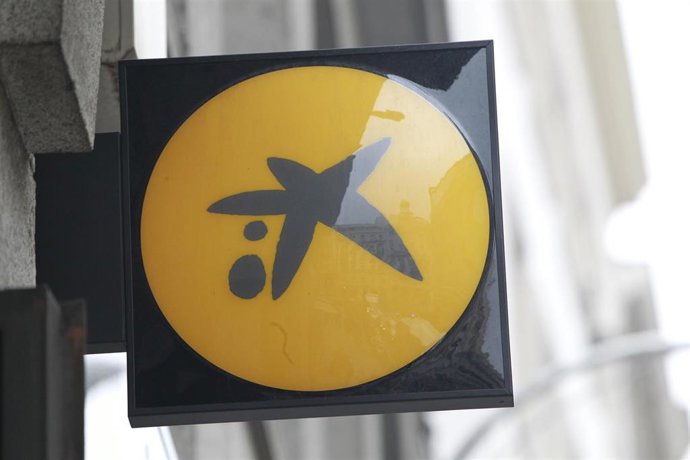 Archivo - Sucursal del banco CaixaBank