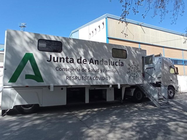 Archivo - Unidad móvil para realizar criibados de covid-19.