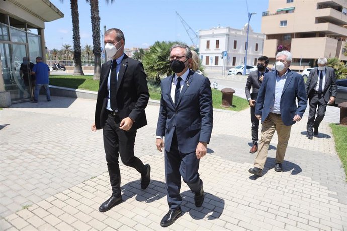 El presidente de la Autoritat Porturia de Tarragona (APT), Josep M. Cruset, y el conseller de Economía y Hacienda de la Generalitat, Jaume Giró, este viernes