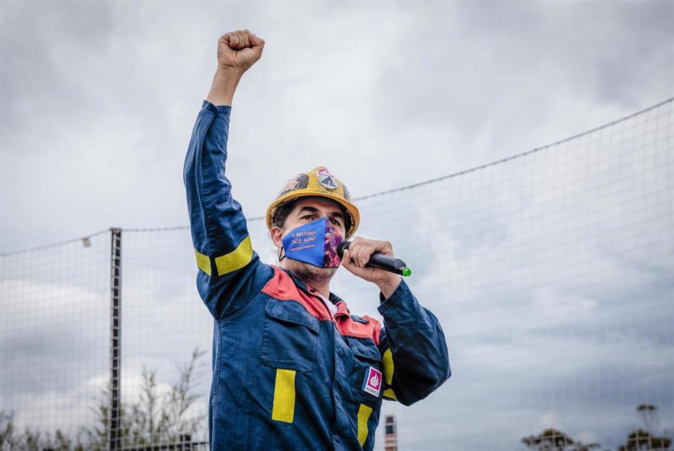 Un miembro del comité de Alcoa, interviene en una concentración convocada por el comité de empresa de Alcoa, para defender el futuro de la fábrica de aluminio en la comarca, en la praza dos Campos de San Cibrao.