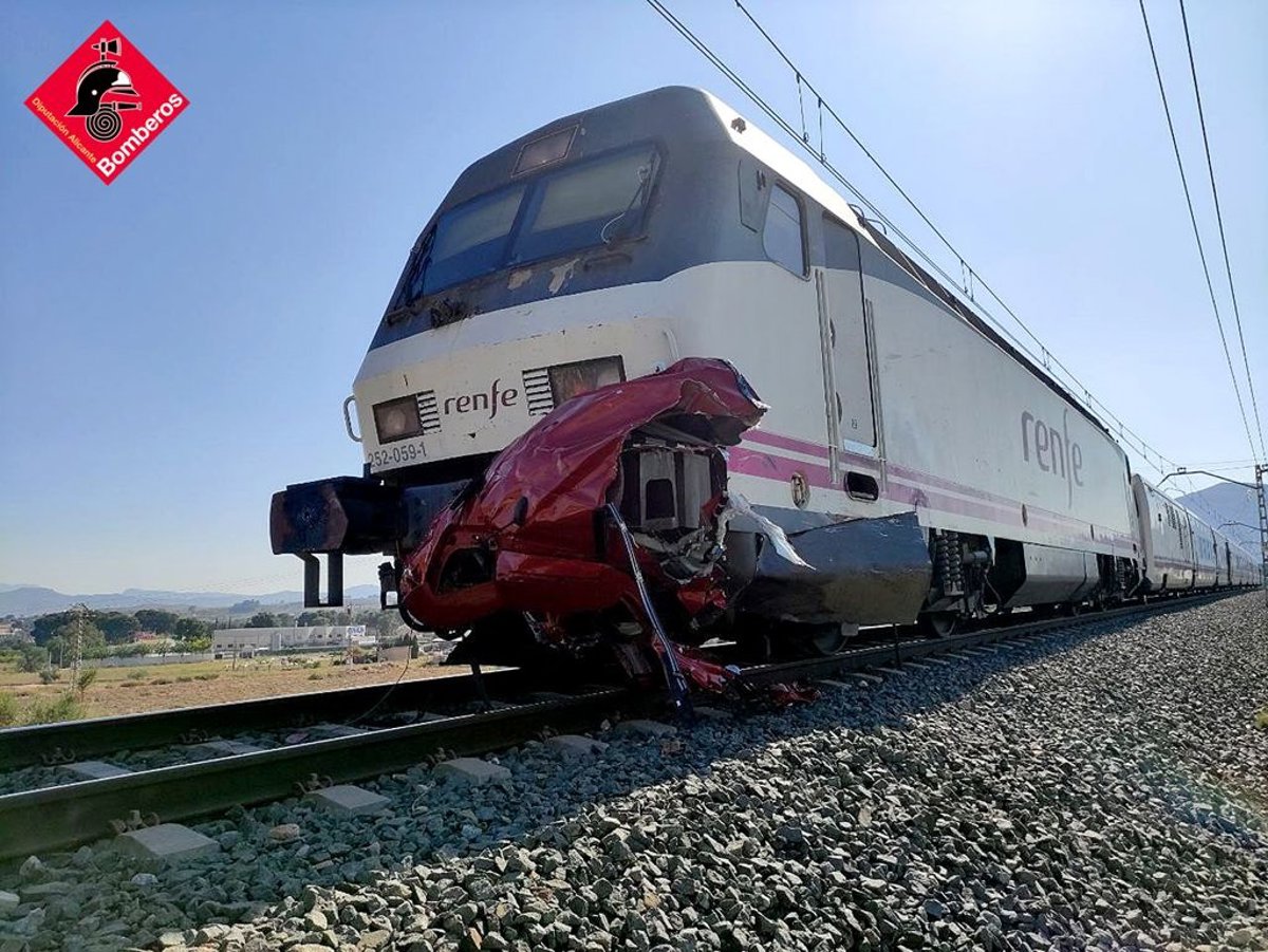 Cuatro Fallecidos En Una Colision Entre Un Tren Y Un Vehiculo En Un Paso A Nivel En Novelda Alicante Cuatro Fallecidos En Una Colision Entre Un Tren Y Un Vehiculo En Un Paso A Nivel En Novelda Alicante