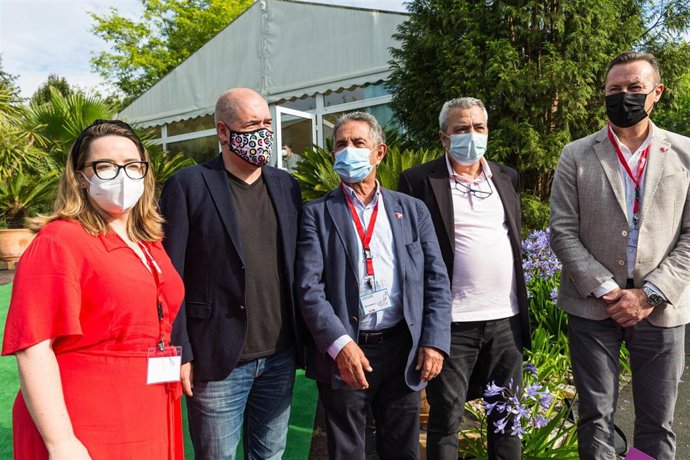 La nueva secretaria general de CC.OO de Cantabria, Rosa Mantecón, junto al líder nacional del sindicato, Unai Sordo, el presidente de Cantabria, Miguel Ángel Revilla; Carlos Sánchez y Guillermo Blanco