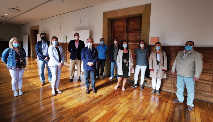 El rector de la Universidad de Oviedo, Ignacio Villaverde con representantes sindicales