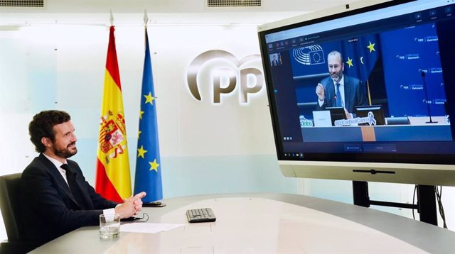 El presidente del PP, Pablo Casado, participa vía telemática en unas jornadas del PPE junto al presidente del Grupo Popular Europeo, Manfred Weber. En Madrid, 2 de julio de 2021.