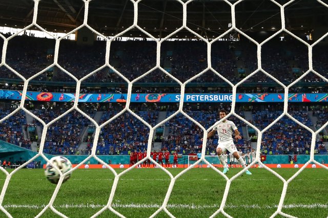 Mikel Oyarzabal anota el penalti que da el pase a semifinales de la Eurocopa 2020 a la selección española