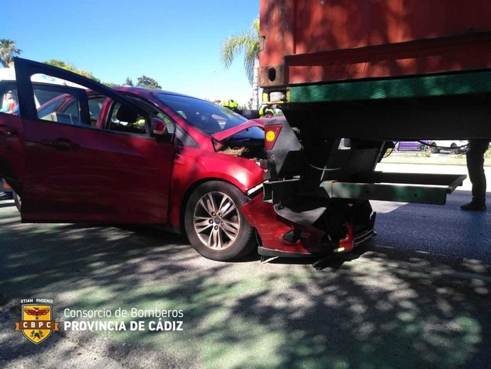 Coche accidentado contra un camión en Chiclana