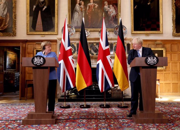 La canciller alemana, Angela Merkel y el primer ministro británico, Boris Johson, en rueda de prensa tras el encuentro en Reino Unido