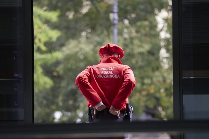 Archivo - Un policía foral vigila las inmediaciones de una céntrica calle de Pamplona, Navarra (España), a 13 de octubre de 2020