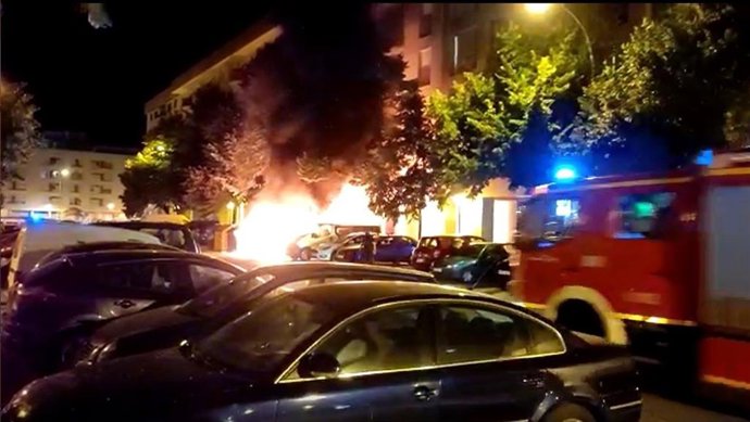 Imagen de los vehículos ardiendo anoche en Logroño