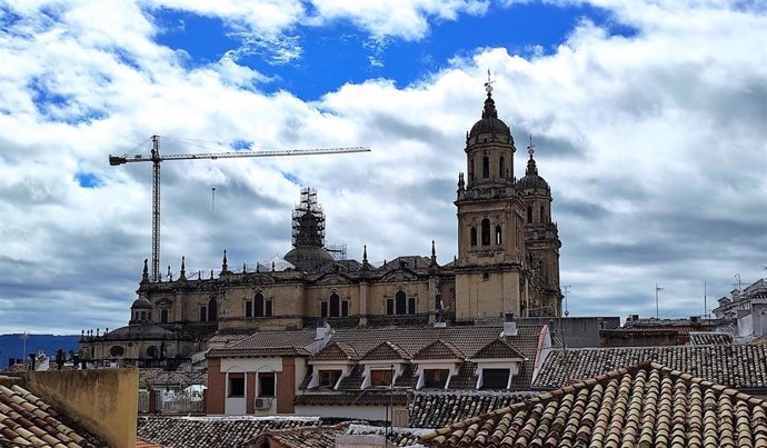 Vista de la Catedral de Jaén on el andamiaje para ejecutar las obras en la techumbre.