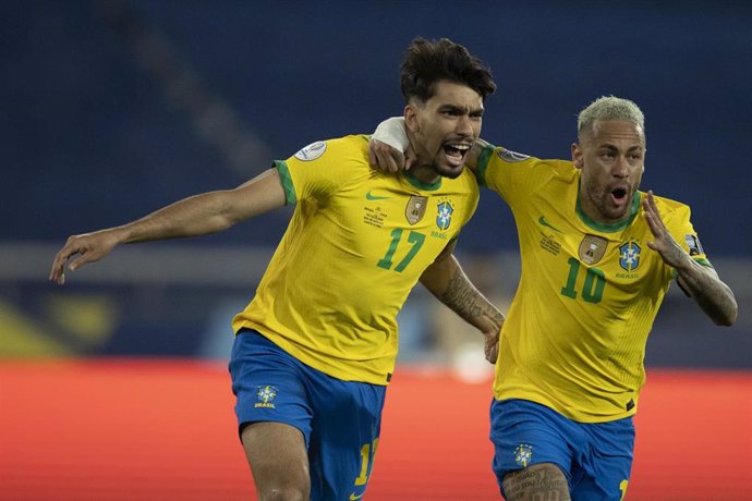 Lucas Paquetá y Neymar celebran el gol de Brasil ante Chile