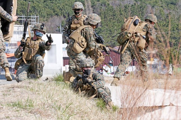 Archivo - 25 March 2021, South Korea, Pohang: US Marines stand guard after infiltrating an inland area during a joint drill with their South Korean counterparts on the coast of South Korea's southeastern port city of Pohang. North Korea fired what appea