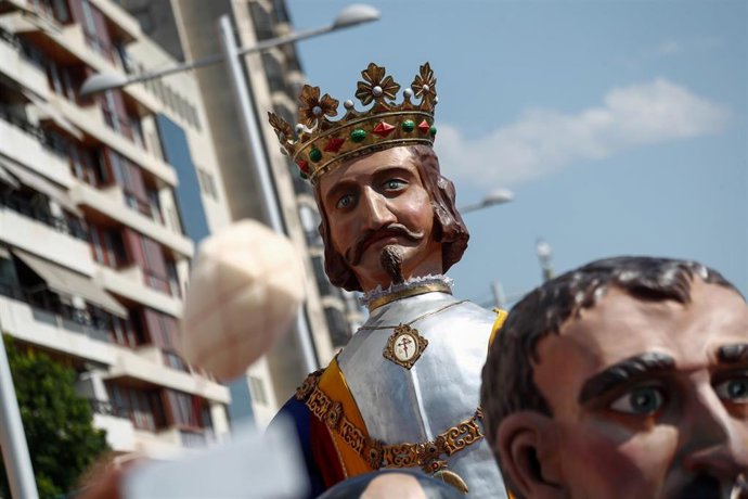 Archivo - Miles de personas disfrutan de los festejos con la presencia de gigantes y cabezudos y fuegos artificales en el día del Chupinazo que da inicio a San Fermin 2019 en Pamplona (Navarra).