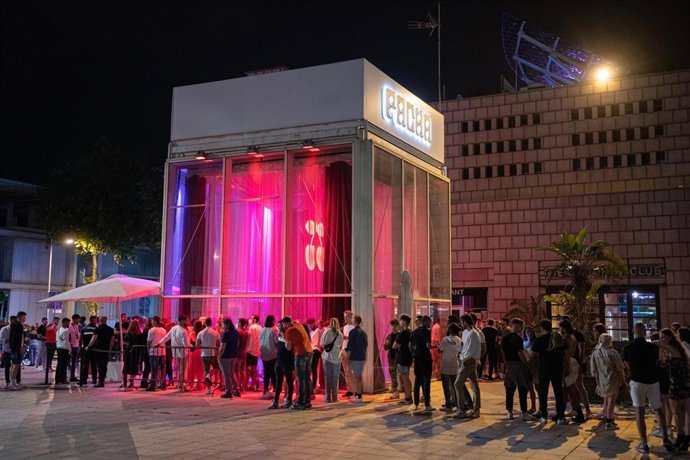 Jóvenes hacen cola para entrar a la discoteca Pacha de Barcelona, a 27 de junio de 2021, en Barcelona.