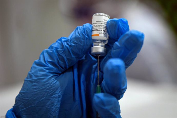 11 June 2021, Malaysia, Kuala Lumpur: A health worker prepares Sinovac Coronavirus (Covid-19) vaccine for the residents of PPR Desa Rejang at a truck used as a mobile vaccine center. Photo: Fathin Suhaira Abd Rahim/BERNAMA/dpa