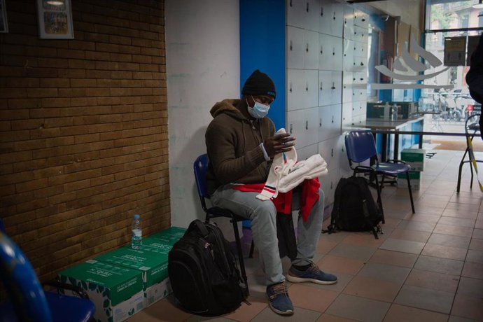 Archivo - Una persona sin hogar en el gimnasio social Sant Pau, en Barcelona.