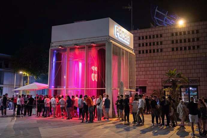 Joves fan cua per entrar a la discoteca Pacha de Barcelona, a 27 de juny de 2021, a Barcelona.