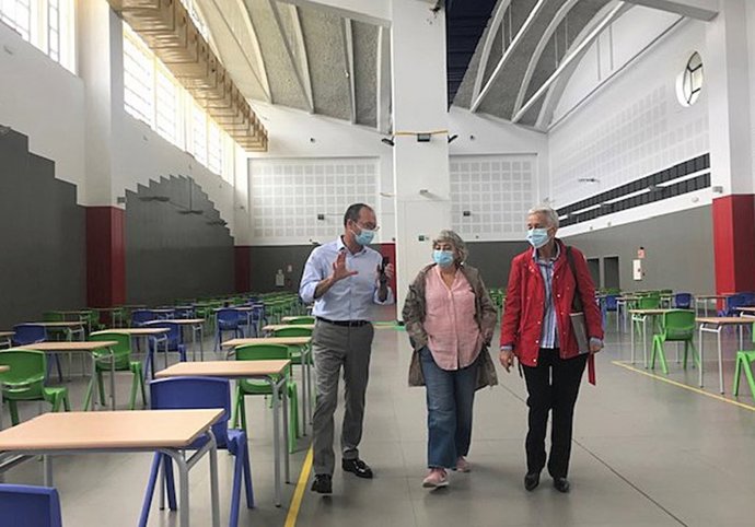 La consejera de Educación, Carmen Suárez, recorre a nave que albergará el futuro Centro de Innovación en FP, en Gijón, acompañada por el director general de Enseñanzas Profesionales, Javier Cueli, y la alcaldesa de Gijón, Ana González.