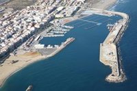 Rescatan a 13 personas de una patera a siete millas de Garrucha (Almería)