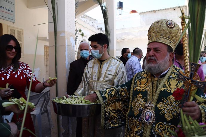 Archivo - 25 April 2021, Palestinian Territories, Gaza City: Palestinian Orthodox Christians attend a Palm Sunday service, amid the coronavirus (COVID-19) outbreak, at the Church of Saint Porphyrius. Photo: Rahaf Aziz/APA Images via ZUMA Wire/dpa