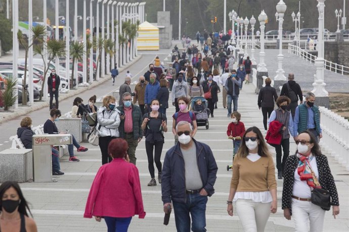 Archivo - Gente por el paseo marítimo de Gijón en una imagen de archivo.