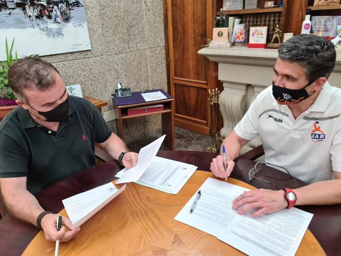 El Patronato de Deportes firma un contrato con el GAB Jaén de balonmano para el patrocinio del club