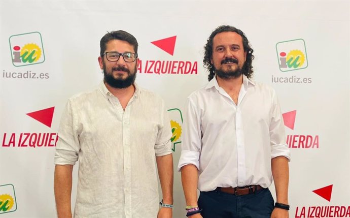 De izquierda a derecha, el nuevo coordinador de IU Cádiz, Jorge Rodríguez, y su antecesor, Fernando Macías, este sábado en la XVI Asamblea Provincial.