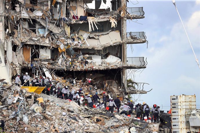29 June 2021, US, Surfside: Search and rescue efforts continue at the collapsed Surfside condo building. Photo: Mike Stocker/TNS via ZUMA Wire/dpa