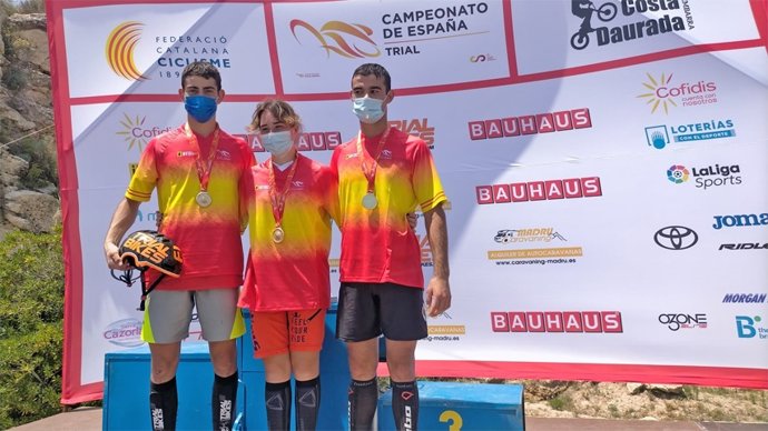 Borja Conejos, Vera Barón y Julen Sáenz de Ormijana, campeones de España de trial