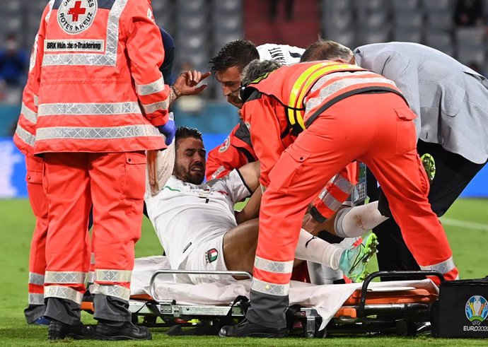 02 July 2021, Bavaria, Munich: Italy's Leonardo Spinazzola is carried off the pitch injured during the UEFA EURO 2020 quarter-final soccer match between Italy and Belgium at the Allianz Arena. Photo: Federico Gambarini/dpa