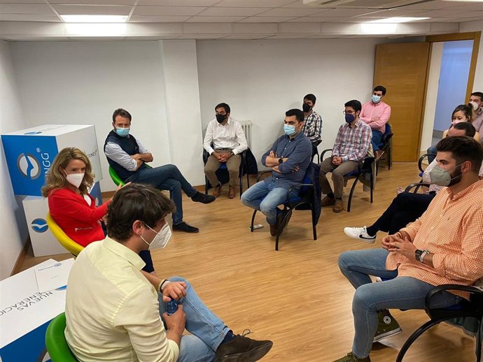 Teresa Mallada participa en un acto con miembros de Nuevas Generaciones.