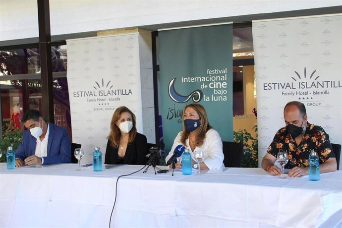 Imagen de la rueda de prensa de este sábado del Festival de Islantilla, con la galardonada Marta Velasco, premio 'Francisco Elías'.
