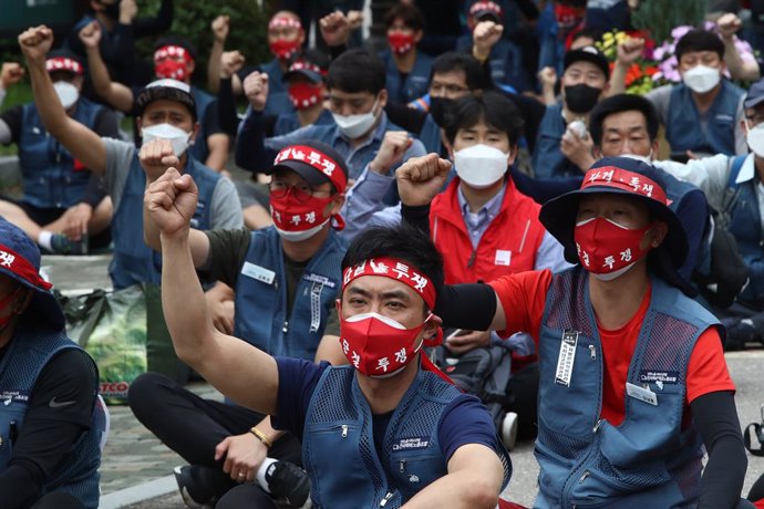 Trabajadores durante una manifestación de un sindicato en Seúl, Corea del Sur