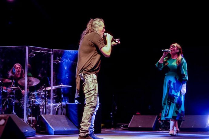 Archivo - María Ángeles Muñoz Dueñas y Dionisio Martín Lobato, cantantes de Camela, actúan en el Wizink Center en el Madriz Summer Fest, en Madrid a 10 de septiembre de 2020.