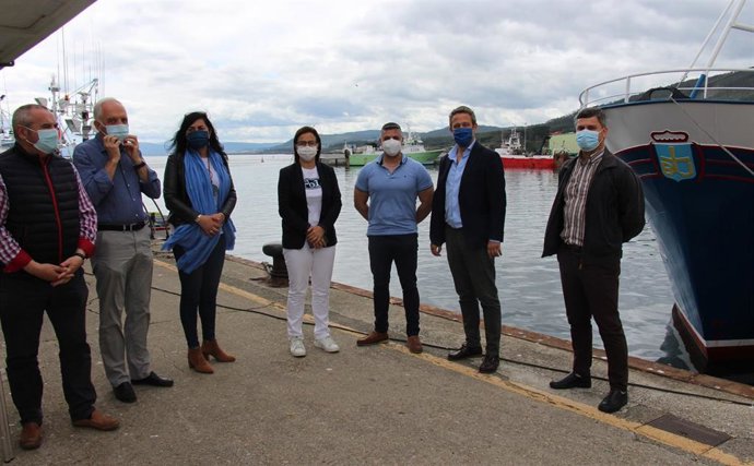 Los diputaciones nacionales del PP Jaime de Olana y Ana Vázquez con la diputada autonómica Elena Candia y otros cargos populares en el puerto de Burela (Lugo)