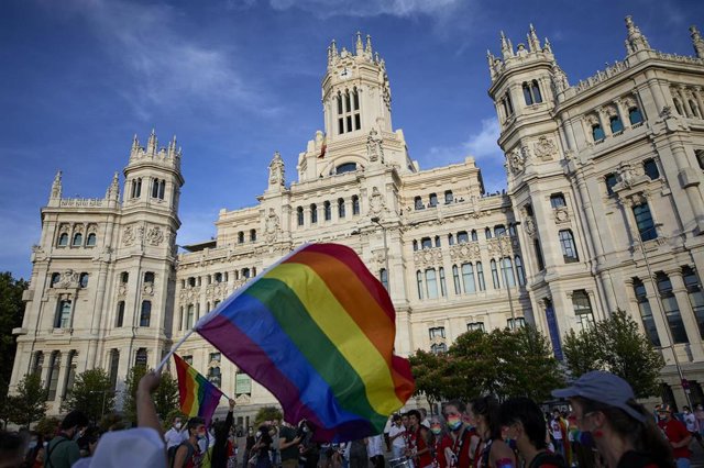 Miles de personas se manifiestan en Madrid por el Orgullo con una ...