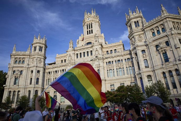 Manifestación del Orgullo LGTBI, a 3 de julio de 2021, en Madrid (España). La Federación Estatal de Lesbianas, Gais, Trans y Bisexuales, FELGTB, y COGAM, Colectivo LGTB+ de Madrid, activistas LGTBI y AEGAL han sido los encargados de preparar la manifest