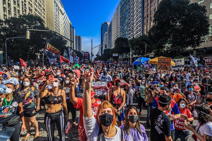 03 July 2021, Brazil, Rio de Janeiro: People take part in a protest against Brazilian President Jair Bolsonaro as they demand his resignation. Brazil's Supreme Court has opened investigations into Brazilian President Jair Bolsonaro on corruption charges
